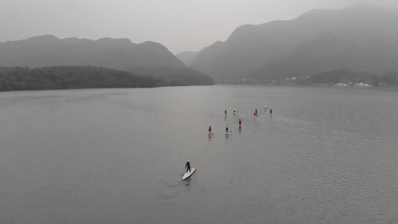 阴雨天气江西庐山西海航拍环绕桨板水上运动视频素材