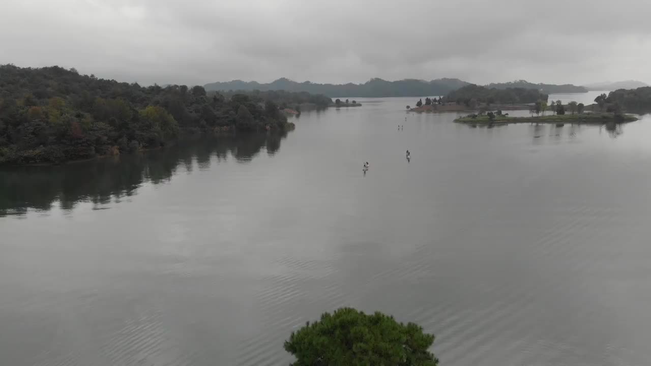 阴天航拍庐山西海桨板运动空境视频素材