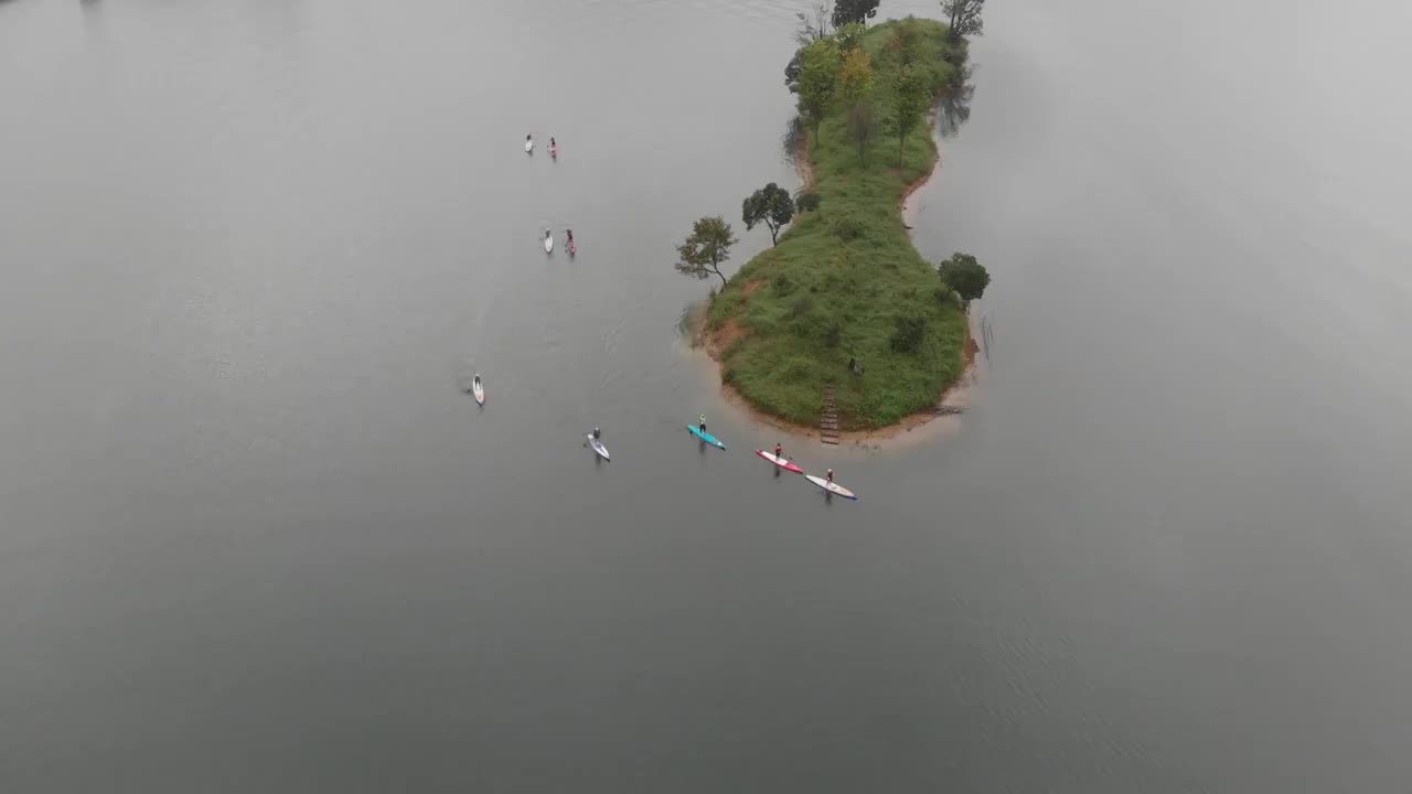 航拍阴天在庐山西海划桨板水上运动sup视频素材