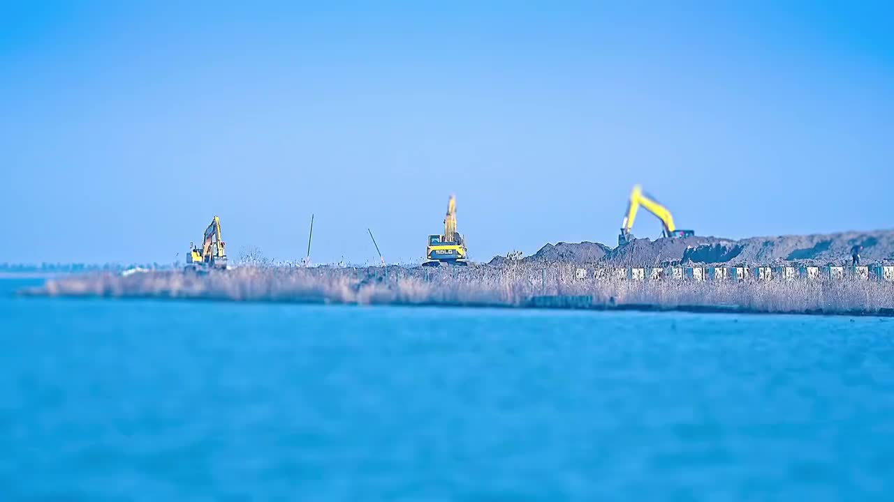 上海浦东临港新城滴水湖北岛工地挖掘机移轴视频素材