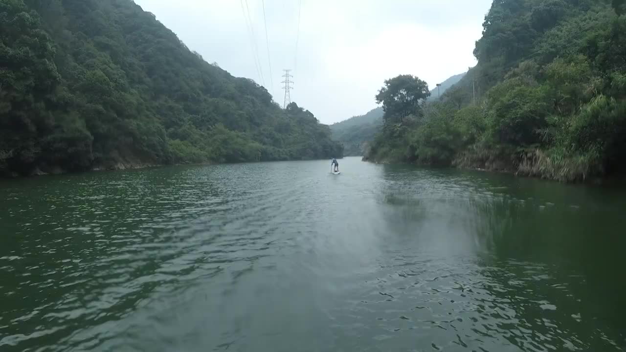 跟随视角实拍水上运动桨板sup视频素材