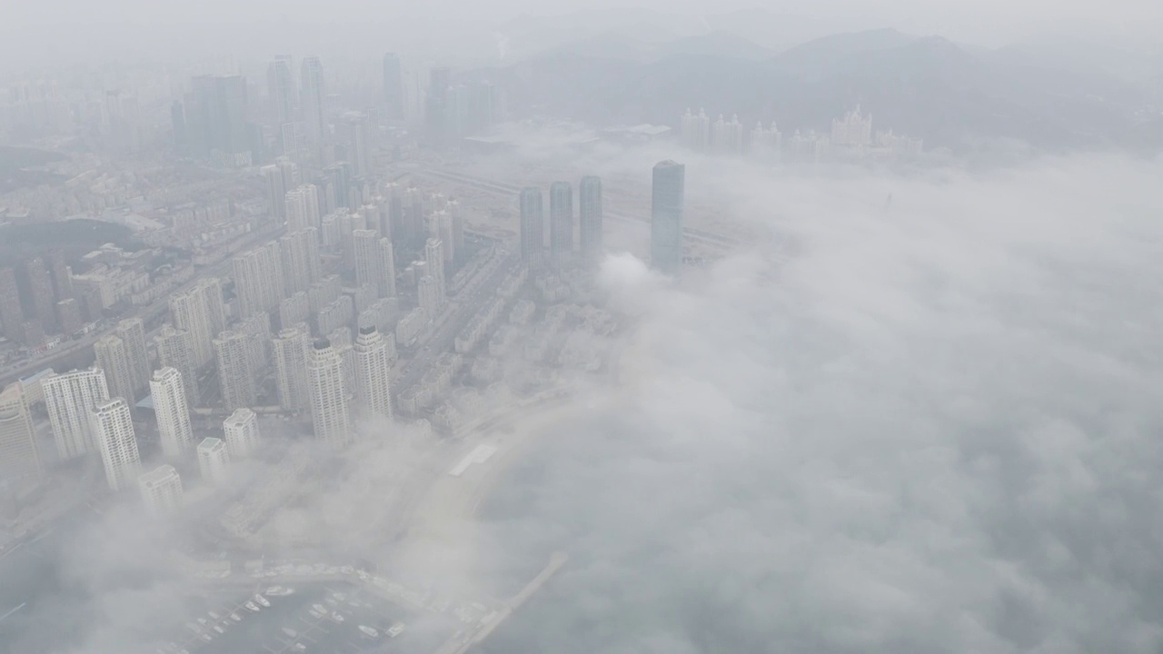 大疆御2Pro高清4K航拍中国辽宁大连大雾下的星海广场城市风视频素材画面1