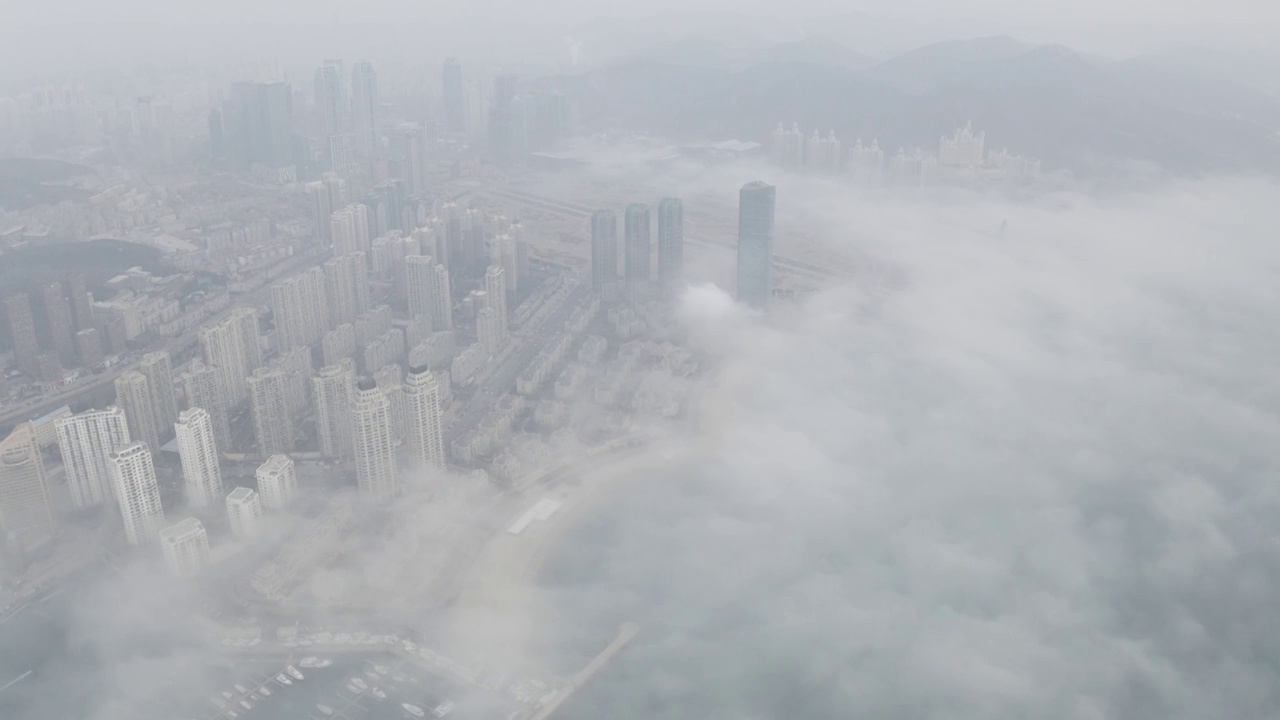 大疆御2Pro高清4K航拍中国辽宁大连大雾下的星海广场城市风视频素材画面2