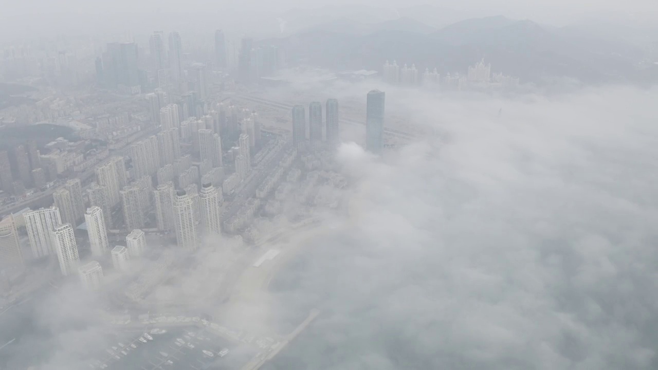 大疆御2Pro高清4K航拍中国辽宁大连大雾下的星海广场城市风视频素材画面3