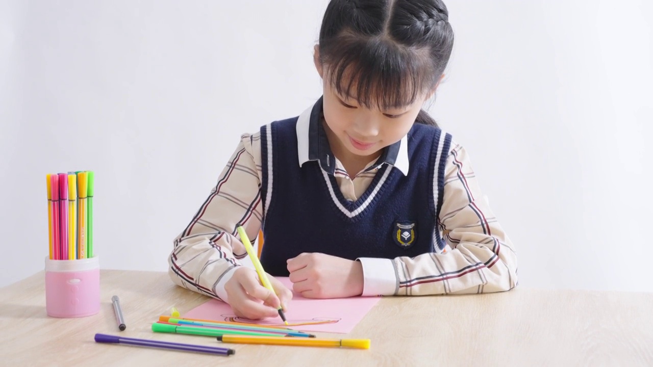 中国女孩在绘画视频素材画面1
