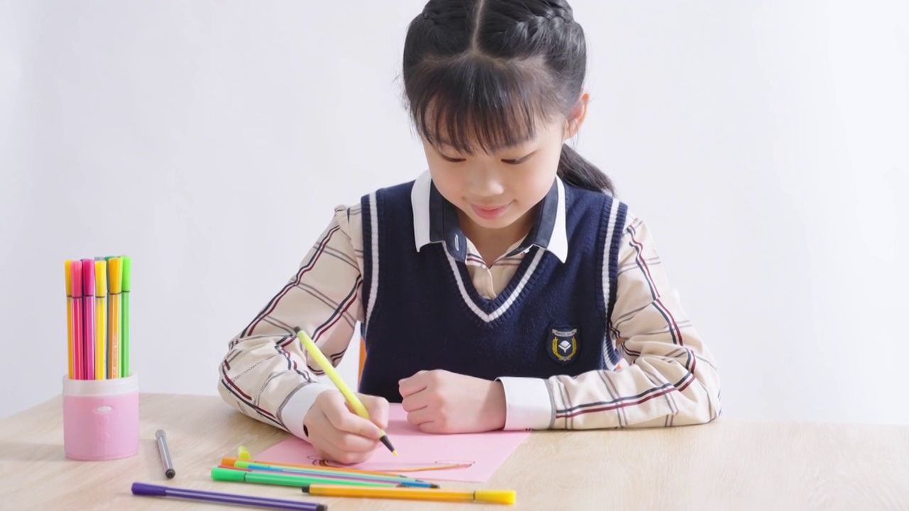 中国女孩在绘画视频素材画面2