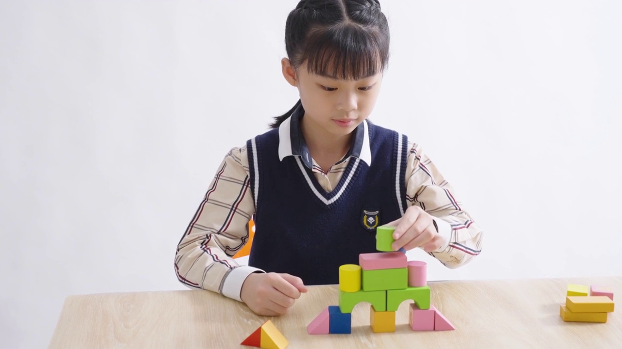 中国女孩在玩积木视频素材画面1