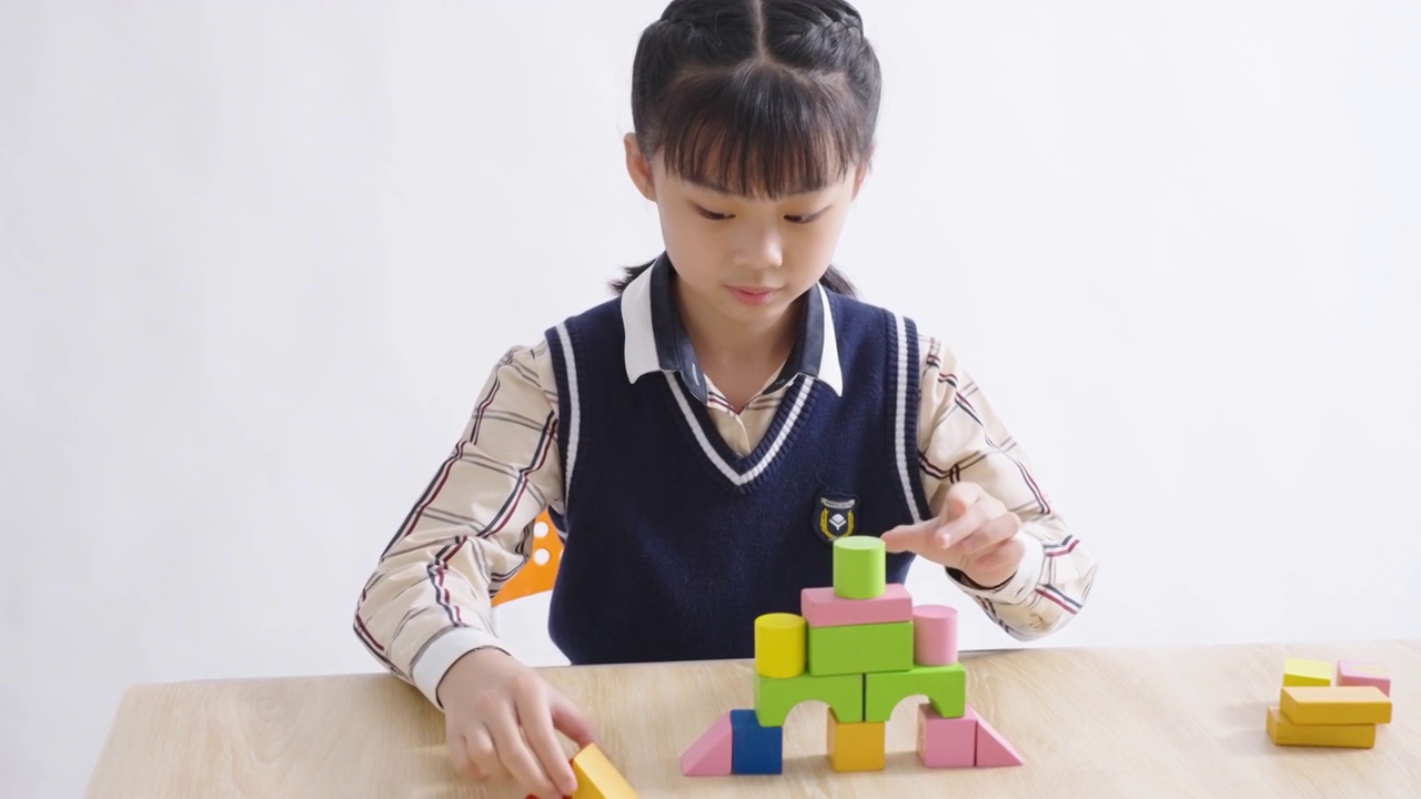 中国女孩在玩积木视频素材画面2