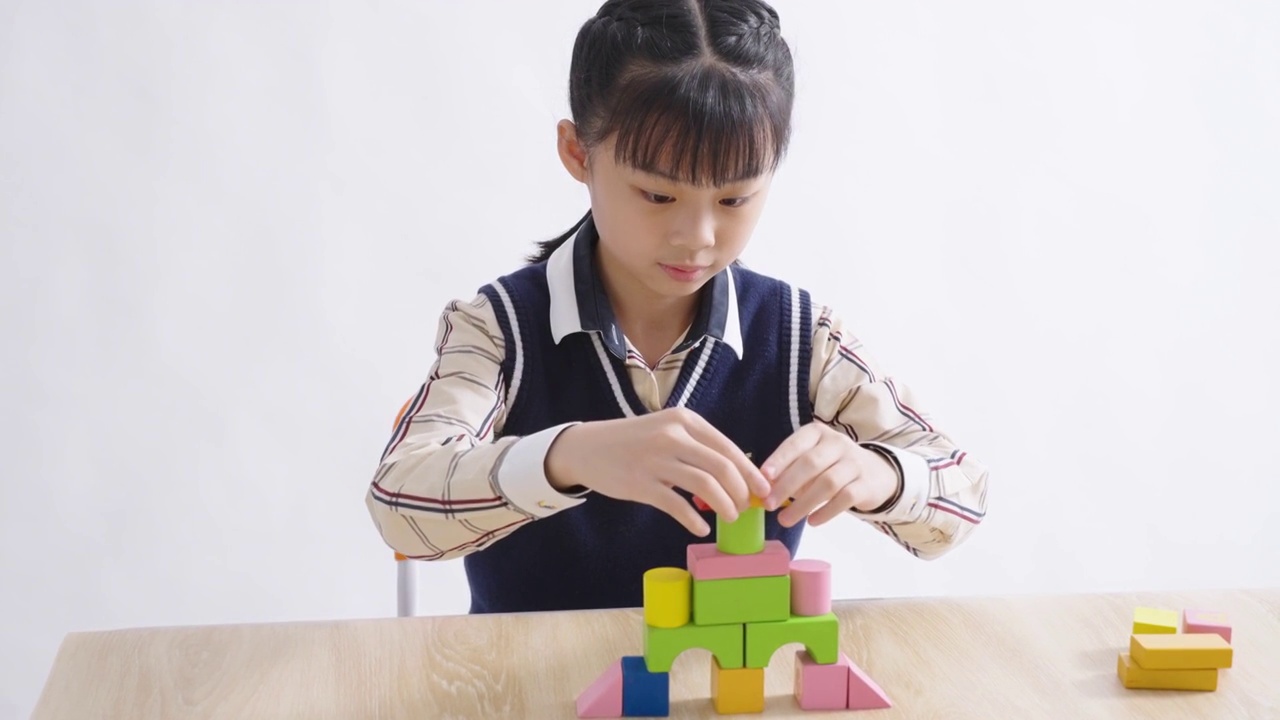中国女孩在玩积木视频素材画面3
