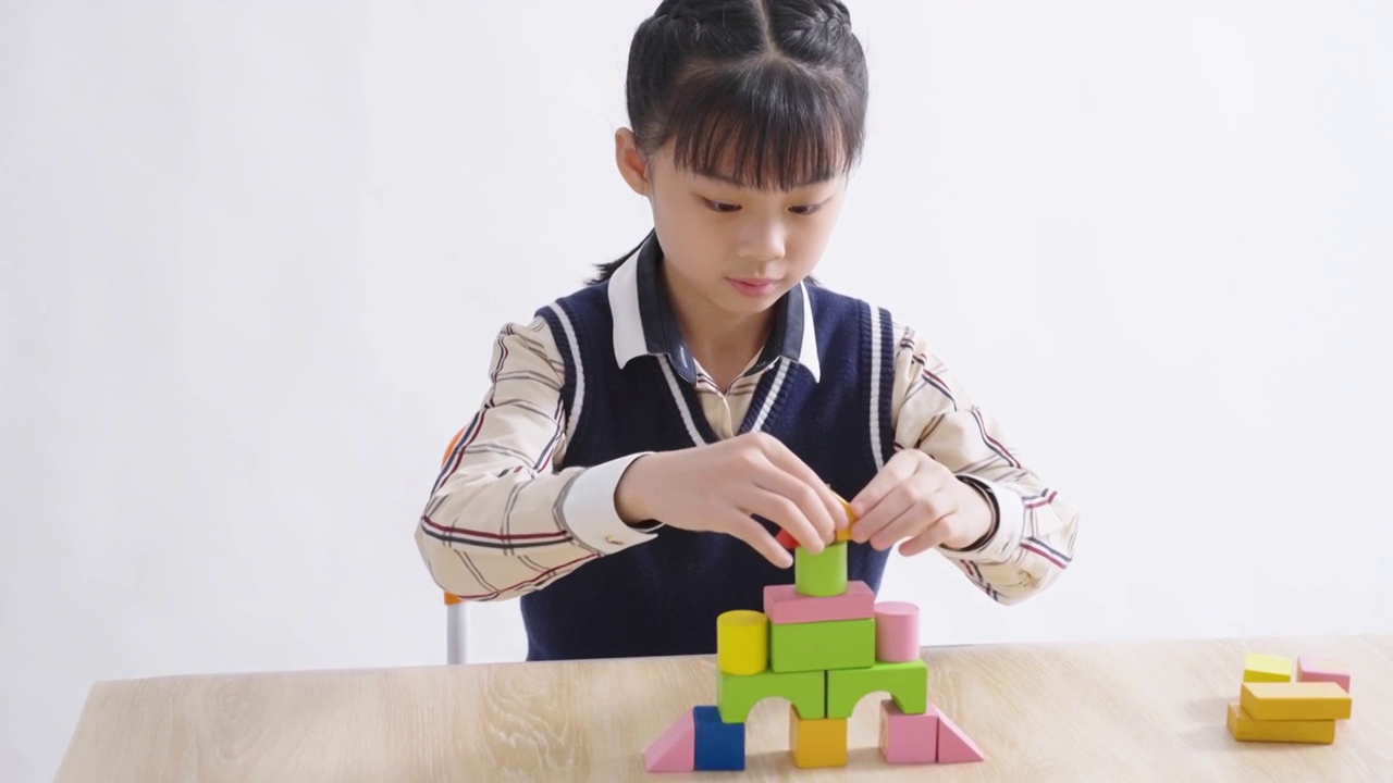 中国女孩在玩积木视频素材画面4