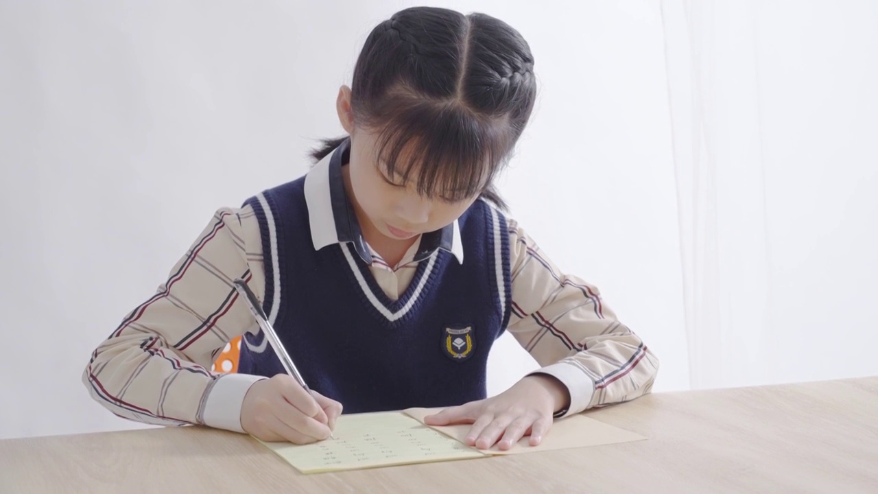 中国女孩写作业视频素材画面1