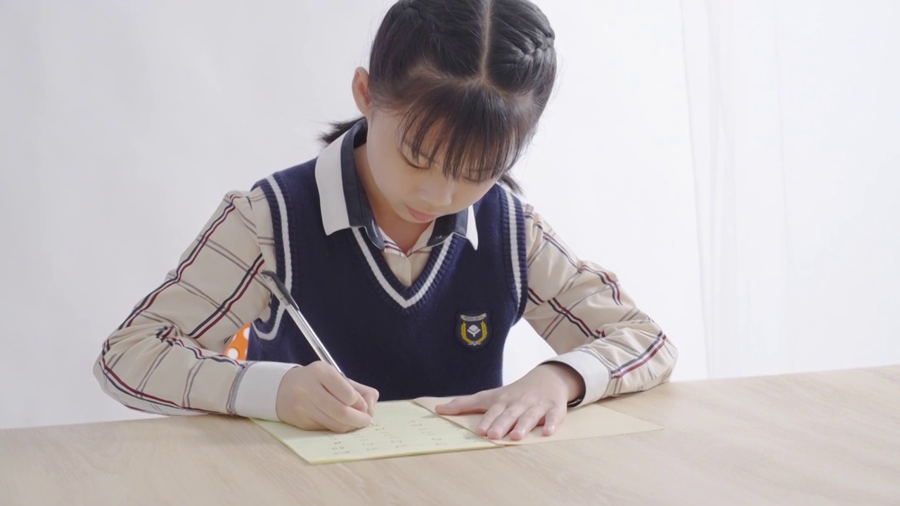 中国女孩写作业视频素材画面2