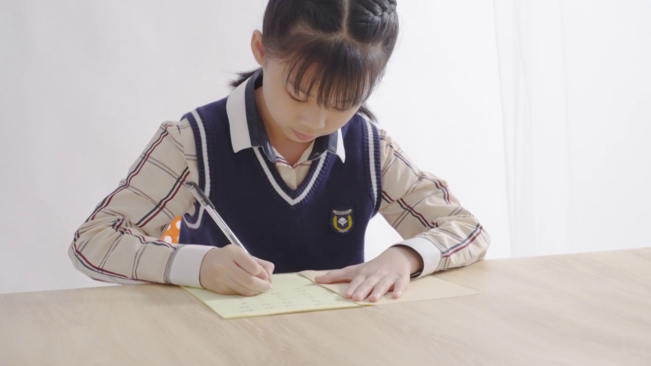 中国女孩写作业视频素材画面3