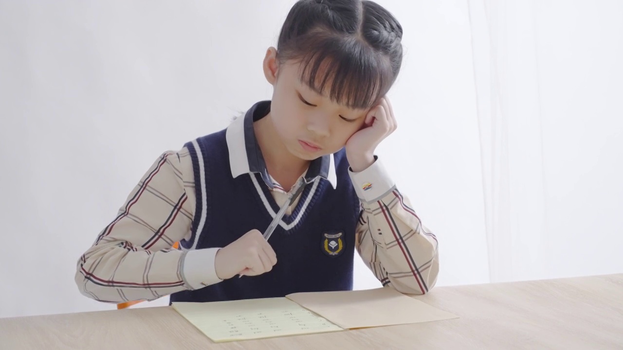中国女孩写作业视频素材画面4
