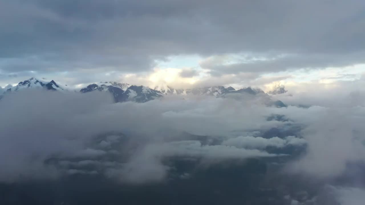 梅里雪山日照金山航拍风光视频素材