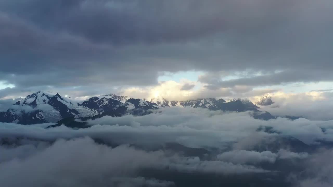 梅里雪山日照金山航拍风光视频素材