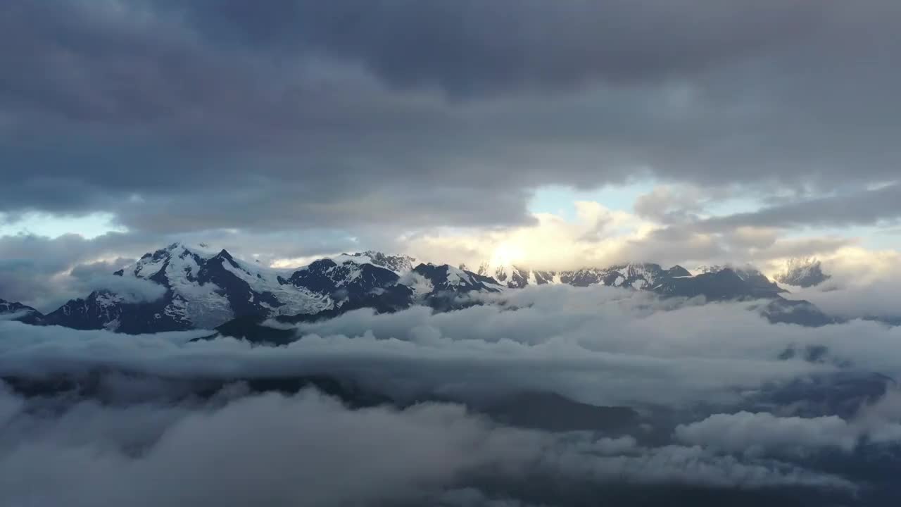 梅里雪山日照金山航拍风光视频素材