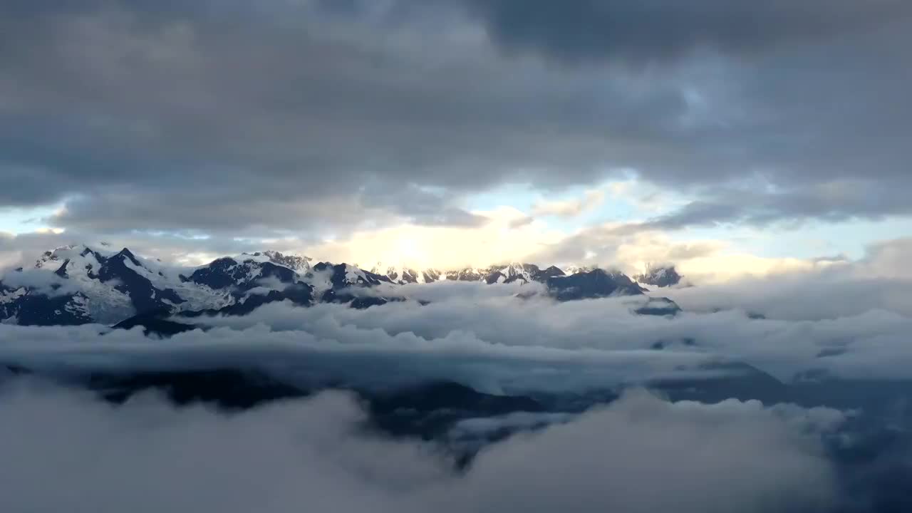 梅里雪山日照金山航拍风光视频素材