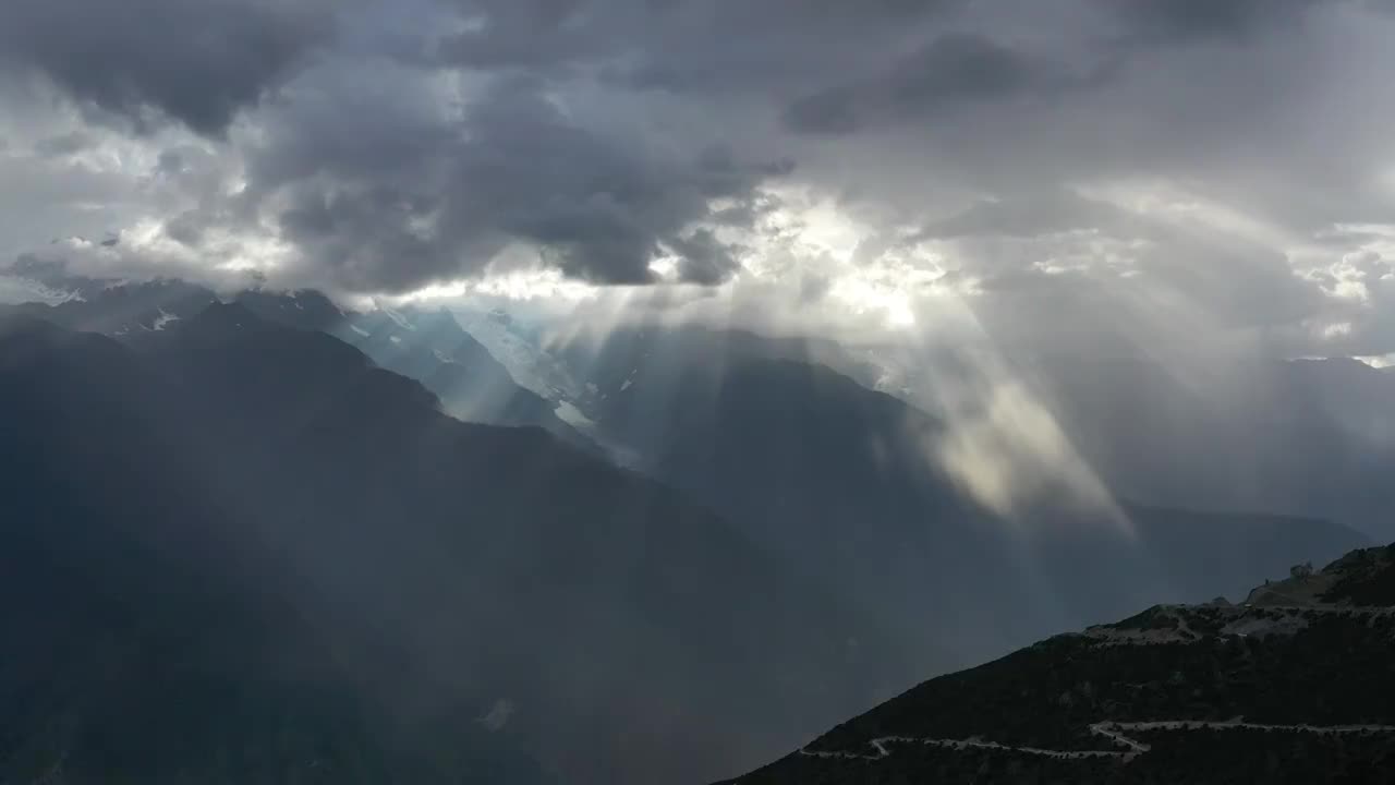 梅里雪山日照金山航拍风光视频素材