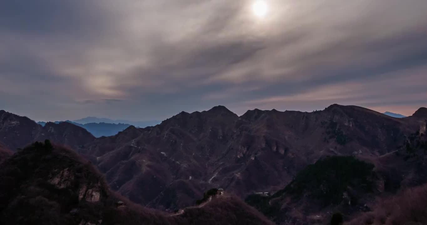 大山、小村日落夕阳延时视频视频素材