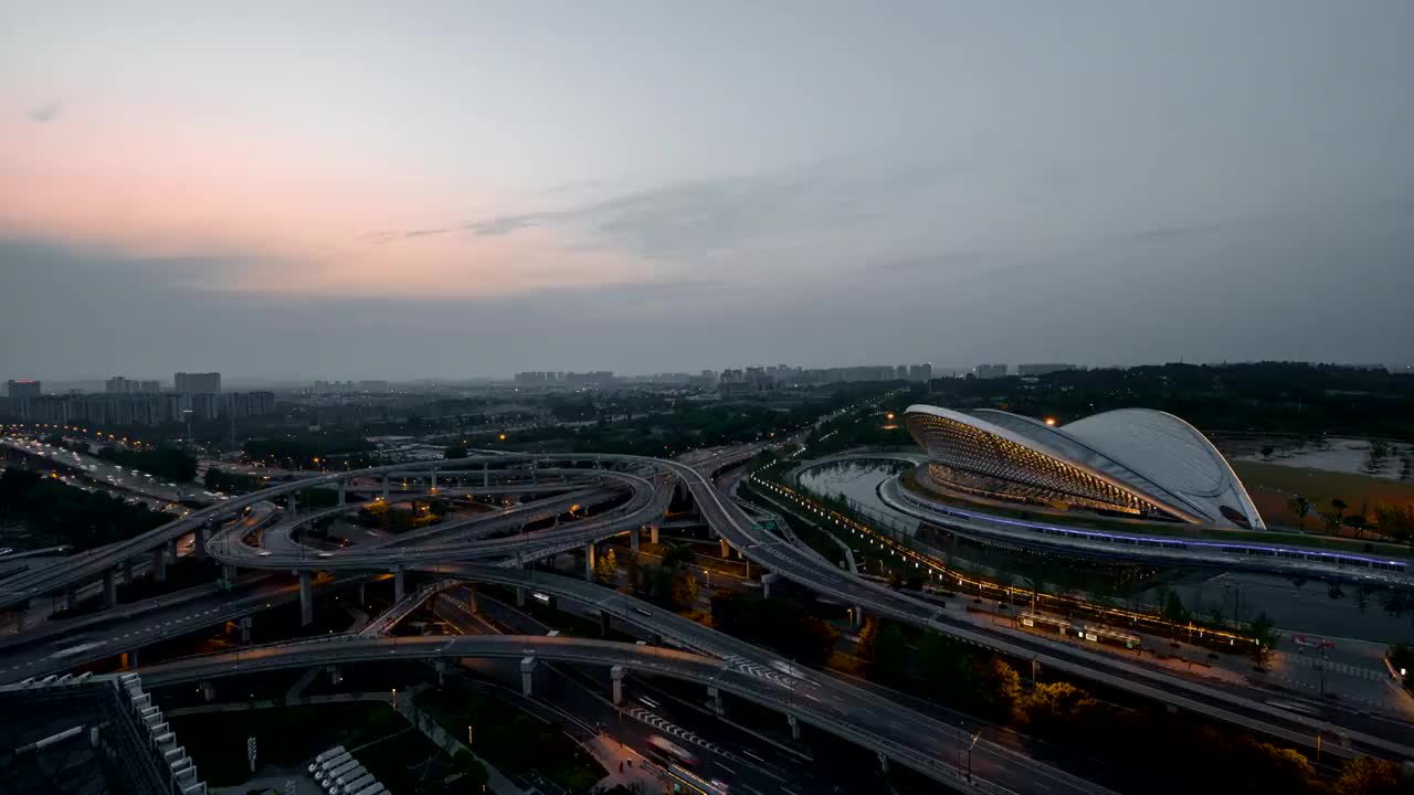 夜幕下的成都音乐广场和凤凰立交视频素材