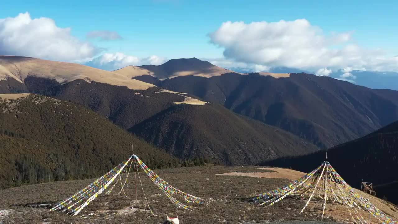 四川甘孜：航拍川藏高原春季风光视频素材