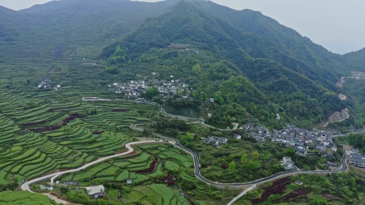 飞越山后进入覆卮山的梯田视频素材