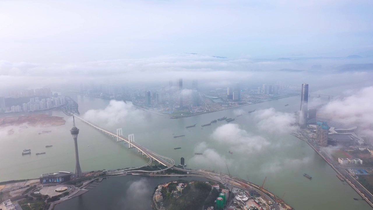 大湾区珠海横琴与澳门天际线平流雾航拍视频素材