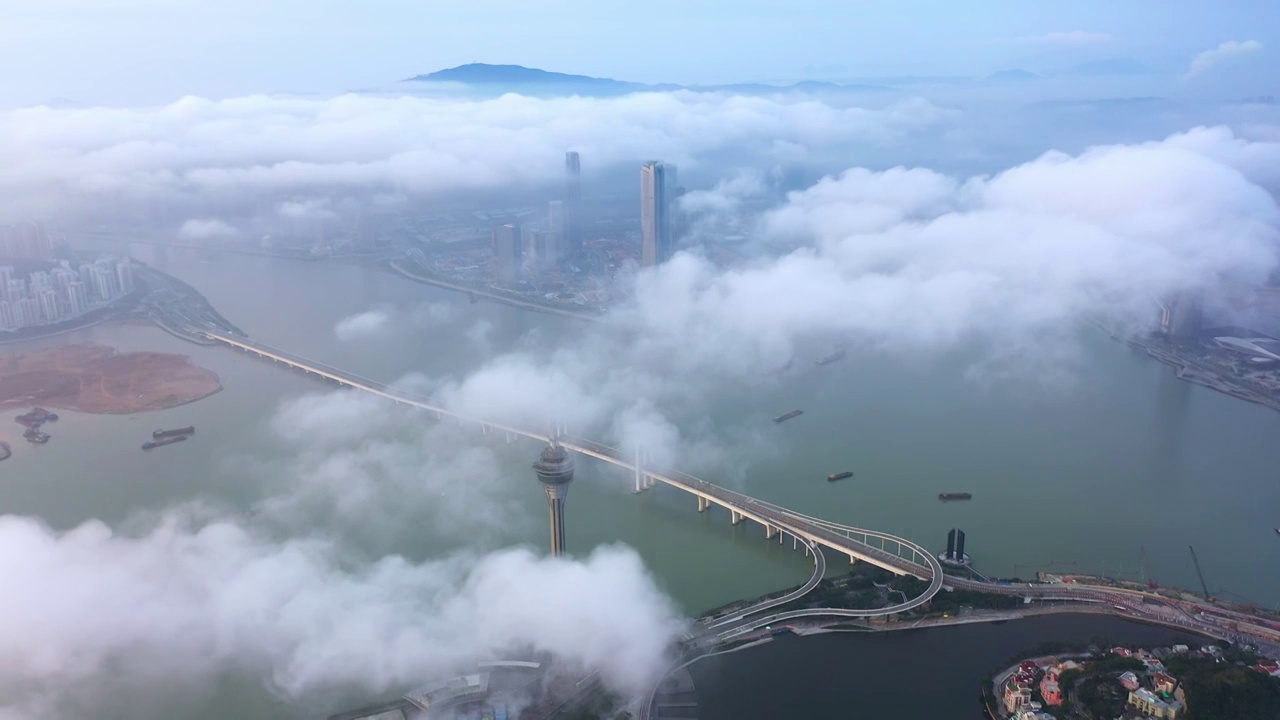 大湾区珠海横琴与澳门天际线平流雾航拍视频素材