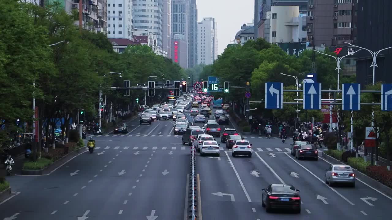 中国南京新街口道路车流视频素材