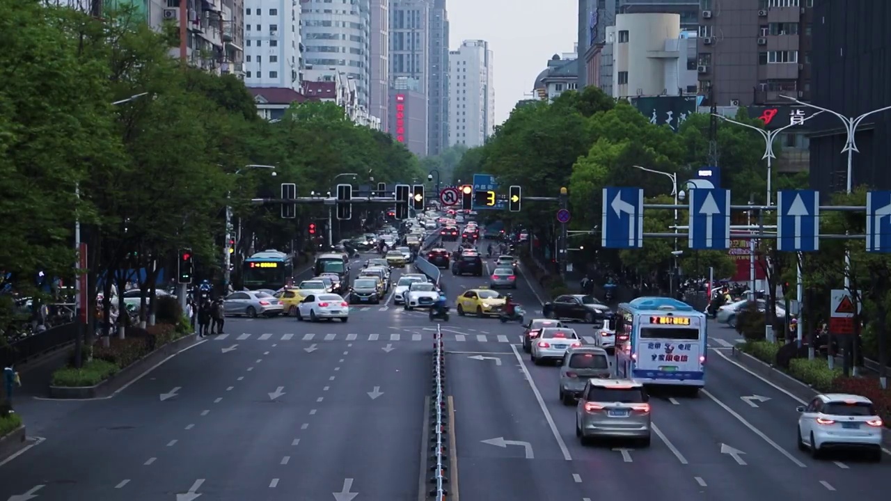 中国南京新街口道路车流视频素材