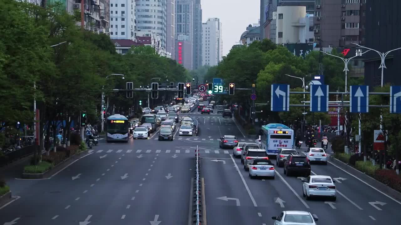 中国南京新街口道路车流视频素材