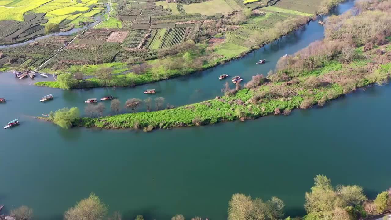 婺源月亮湾景区划竹筏景观4K航拍视频素材