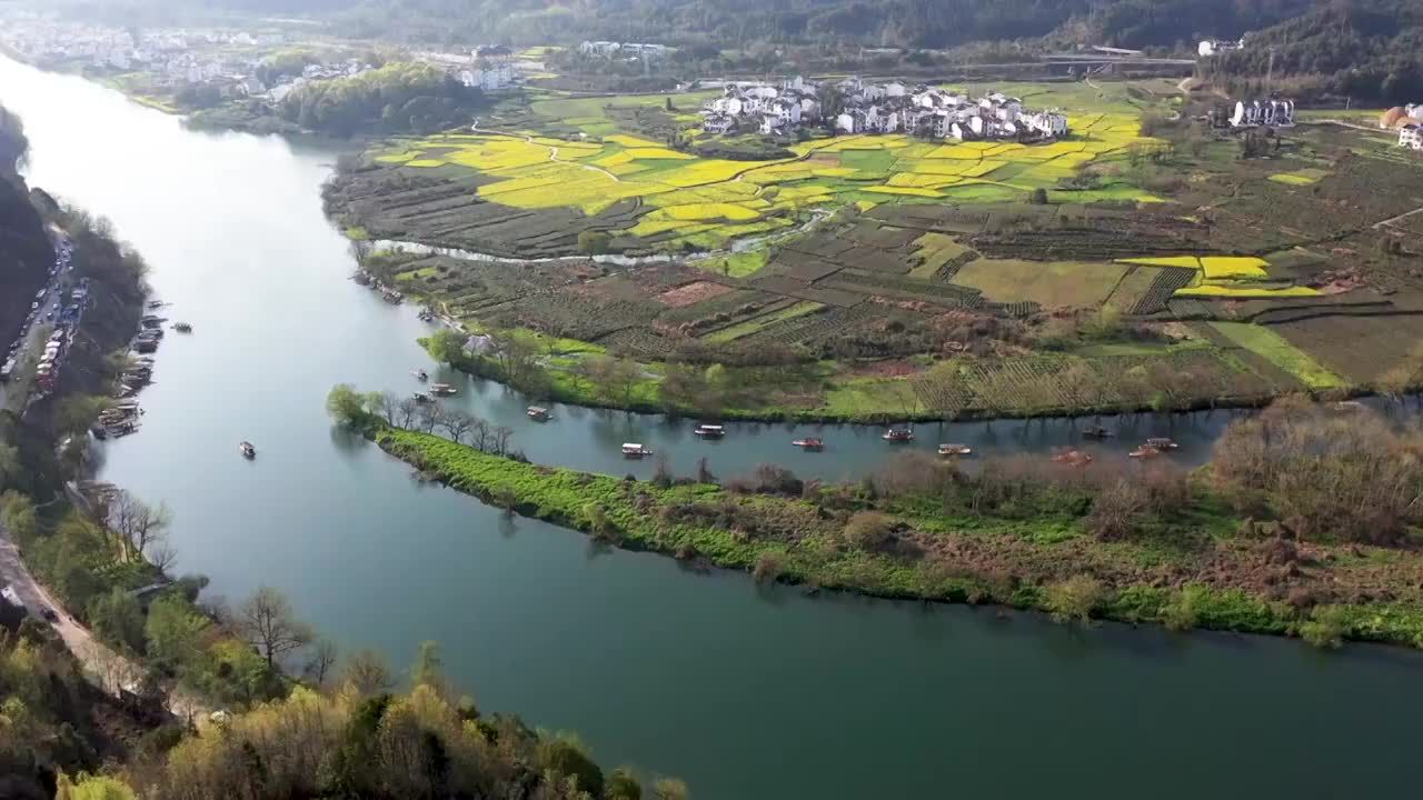 婺源月亮湾景区划竹筏景观4K航拍视频素材