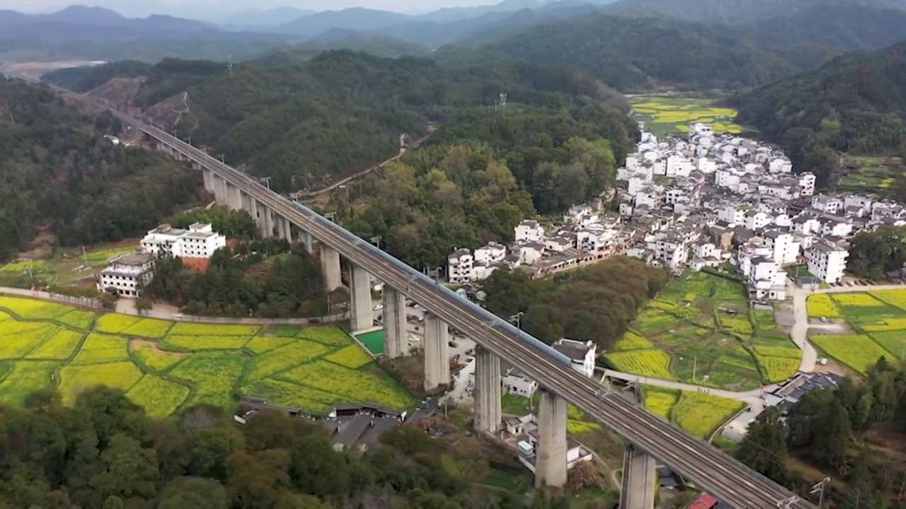 婺源李坑景区高铁油菜花海4K航拍视频素材