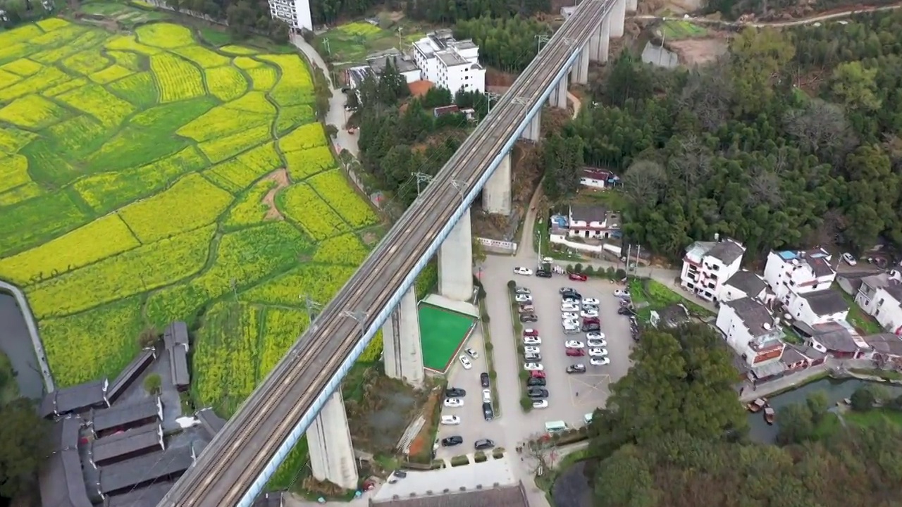 婺源李坑景区高铁油菜花海4K航拍视频素材