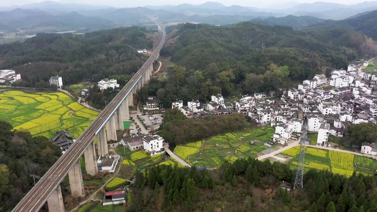 婺源李坑景区高铁油菜花海4K航拍视频素材