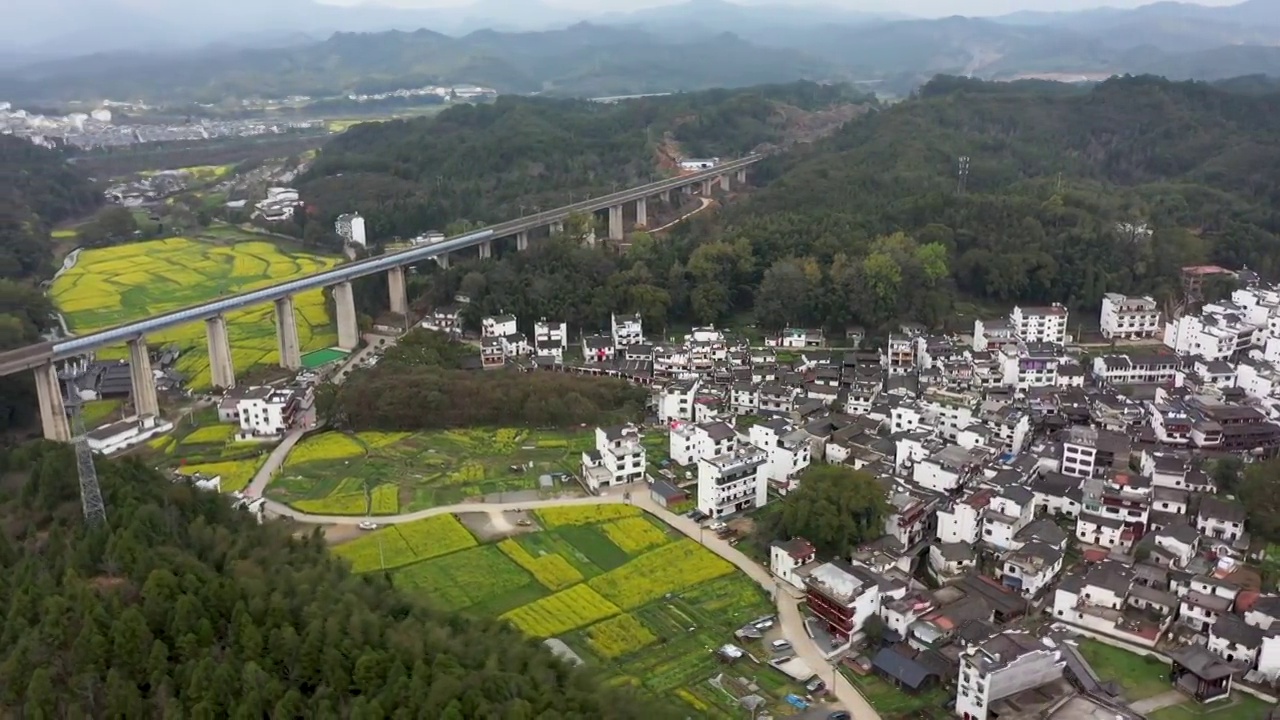 婺源李坑景区高铁油菜花海4K航拍视频素材