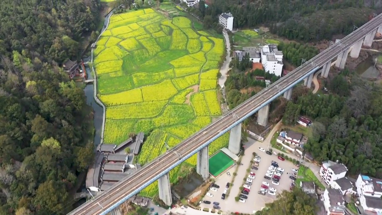 婺源李坑景区高铁油菜花海4K航拍视频素材