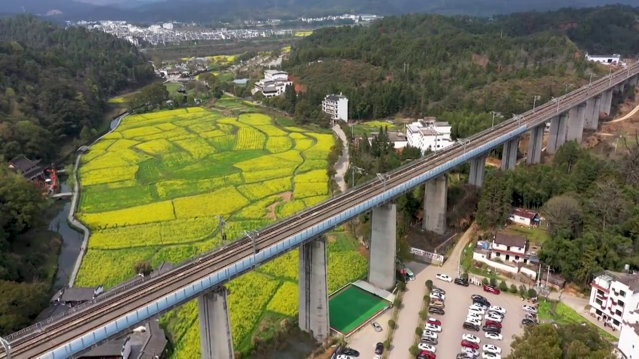 婺源李坑景区高铁油菜花海4K航拍视频素材