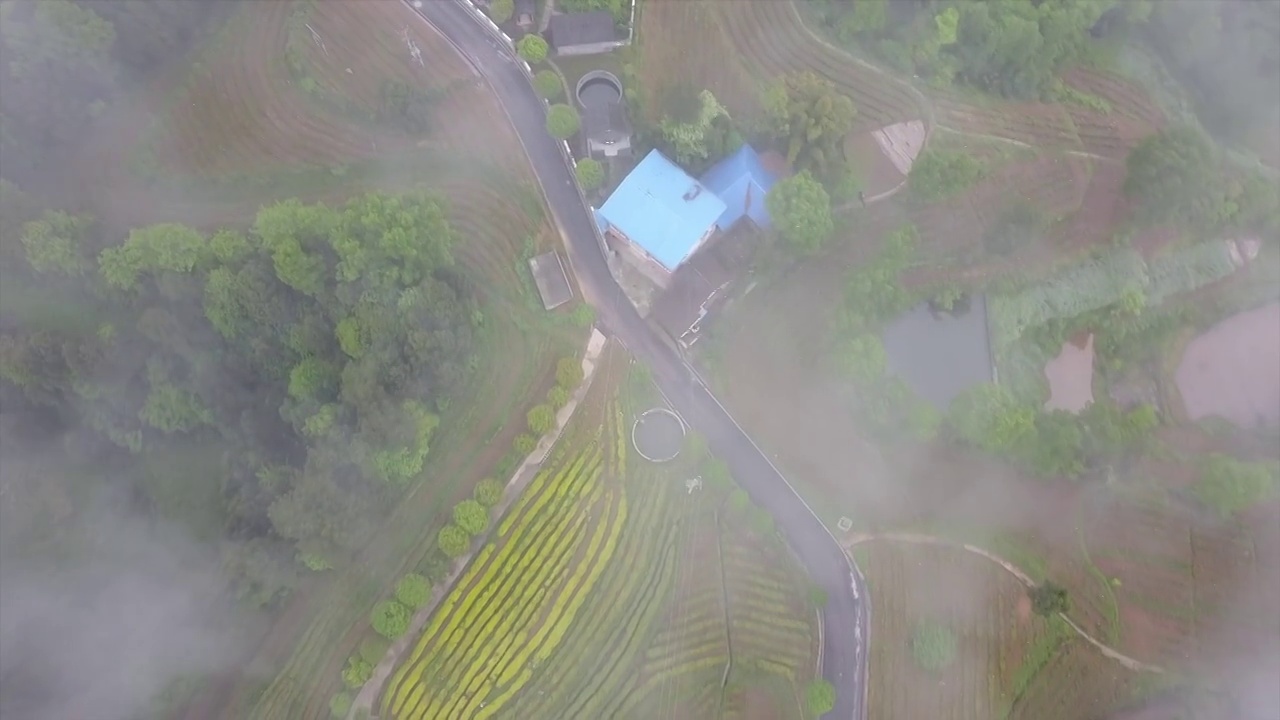 云雾里的山区大地视频素材