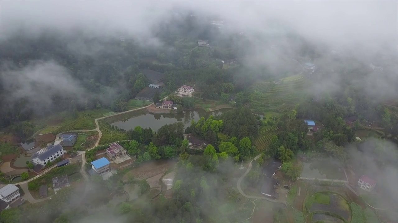 云雾里的山区大地视频素材