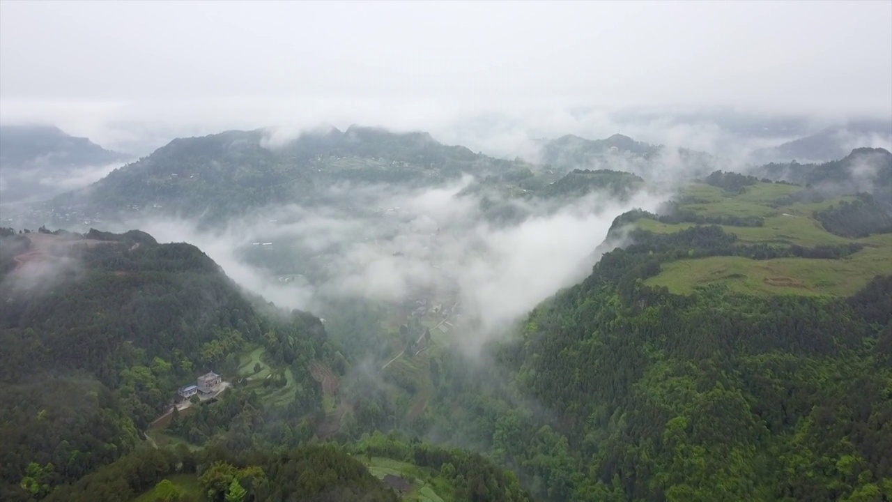 云雾里的山区大地视频下载