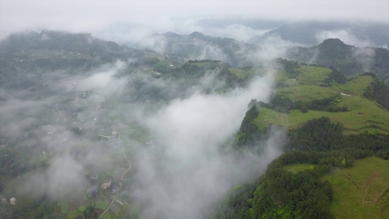 云雾里的山区大地视频下载