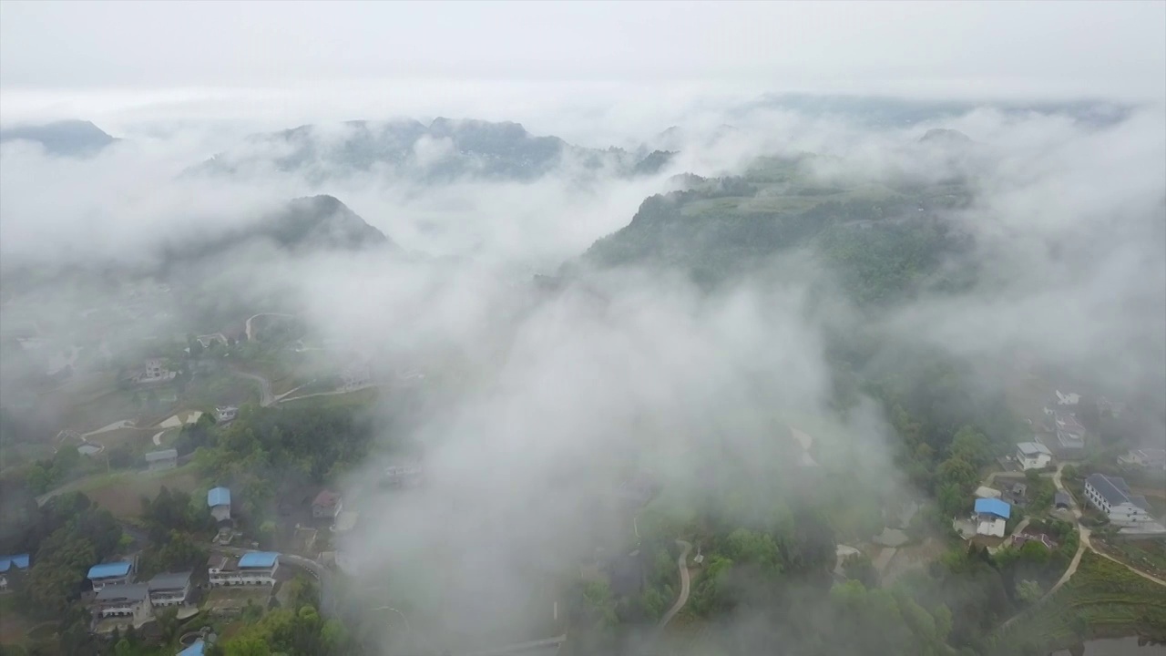 云雾里的山区大地视频下载