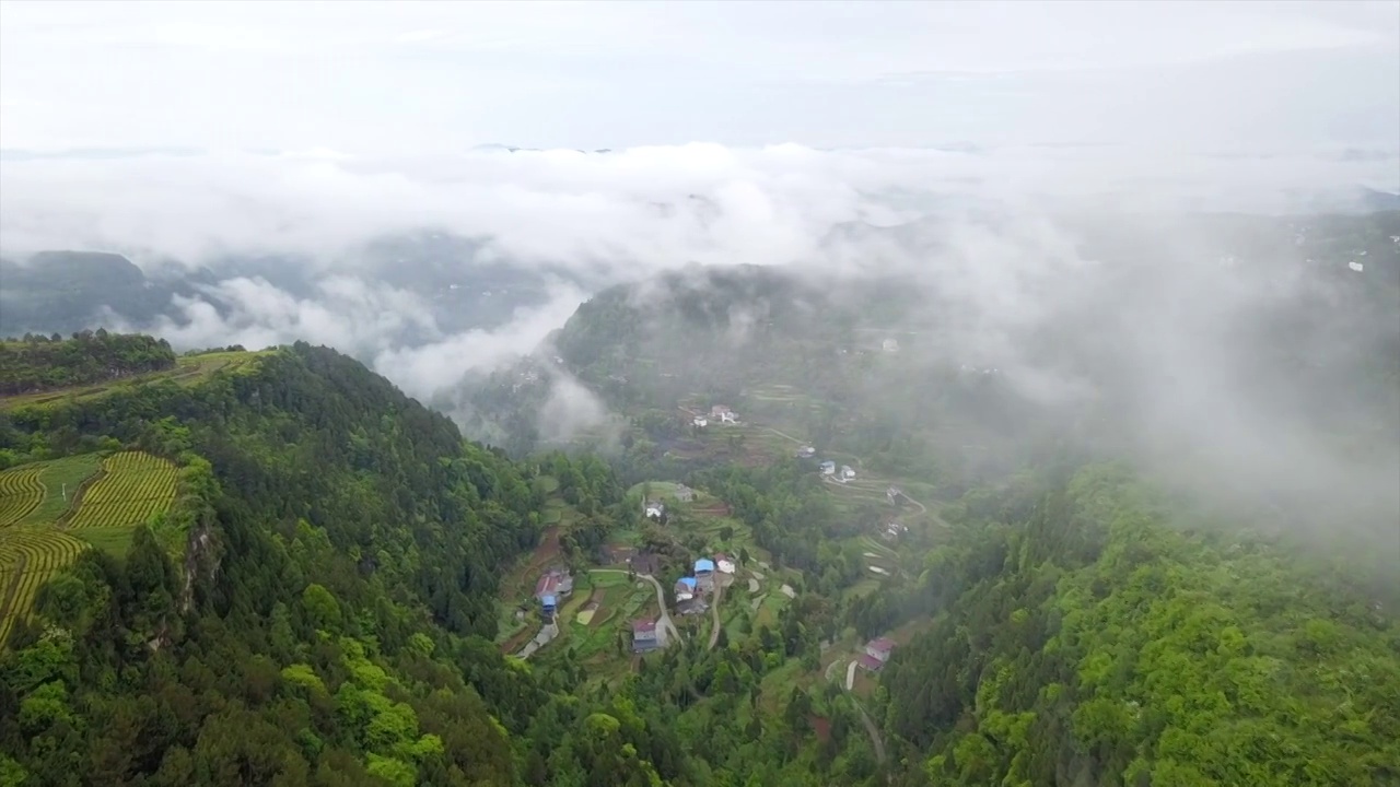 云雾里的山区大地视频下载