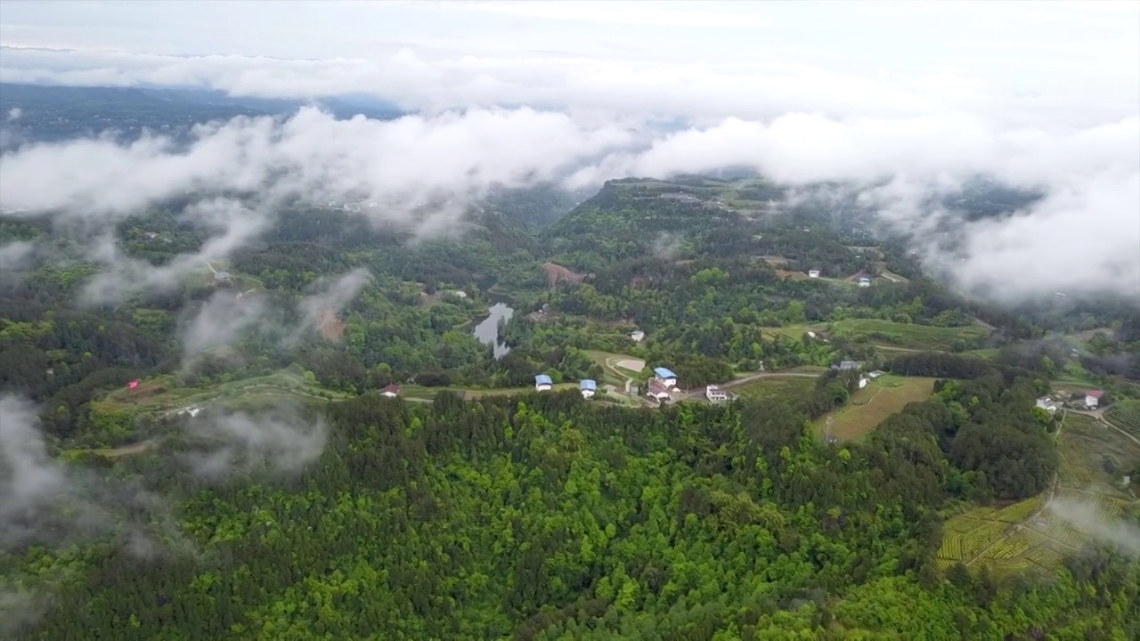 云雾里的山区大地视频素材