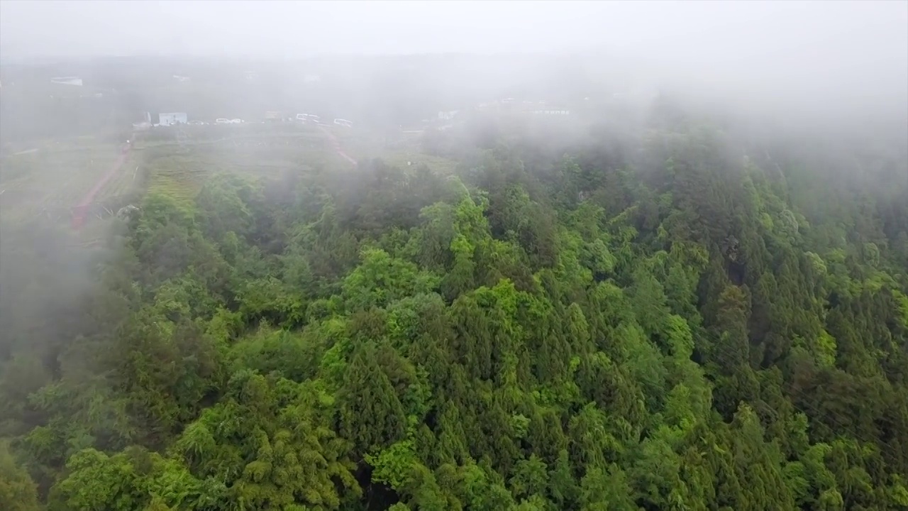 云雾里的山区大地视频下载