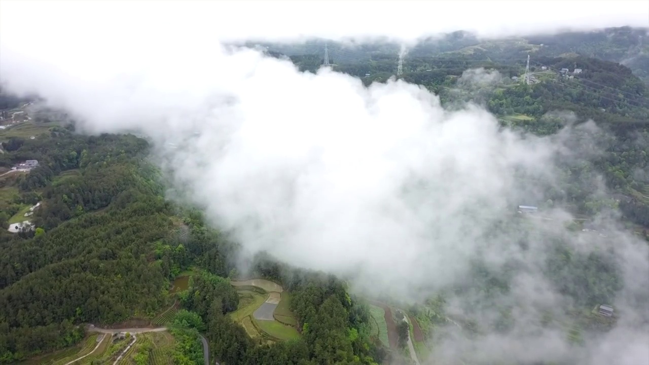 云雾里的山区大地视频素材