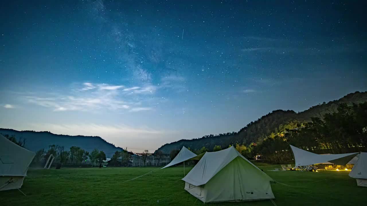 浙江湖州德清帐篷露营的星空银河延时摄影视频素材